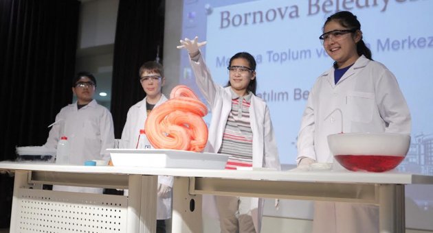 Bornovalı çocuklar bilimi çok seviyor