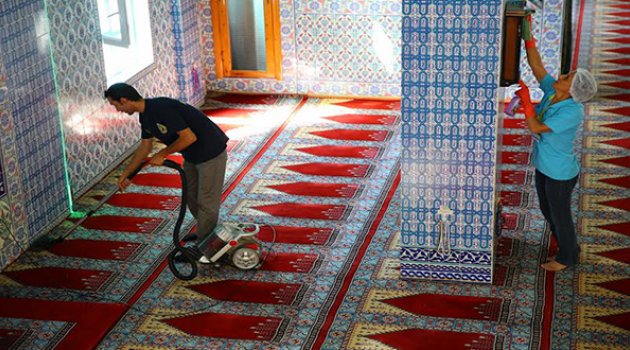 Buca’da camiler bayrama hazır