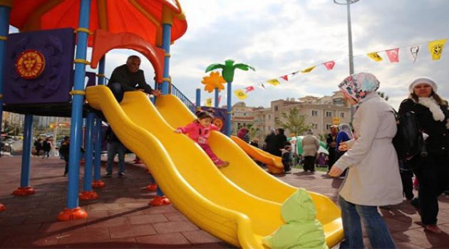 Buca’nın Parkları Kauçuk Kaplanıyor