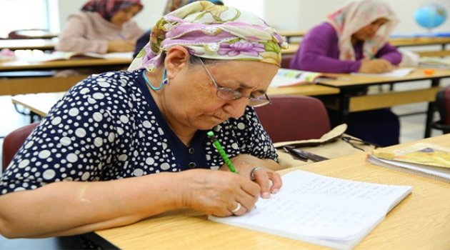 Buca&#039;da Annelerin Okuma Yazma Mutluluğu