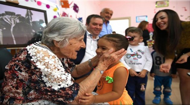 Buca'da 'Atatürk Öğretmeni'ne Doğum Günü Sürprizi