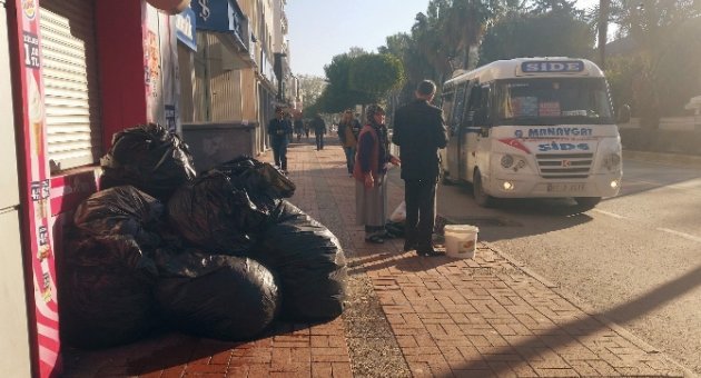 Büyükşehir belediyesine kızan CHP'li belediye çöp toplamadı