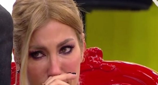 Çağla Şikel ağlayarak yayını terk etti