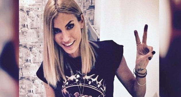 Çağla Şikel&#039;den İnstagram&#039;a kurdeleli açılış