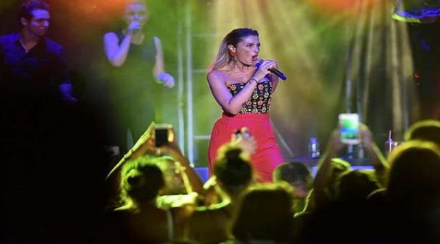 Çeşme'de Sahne Alan Sıla, Coşturdu