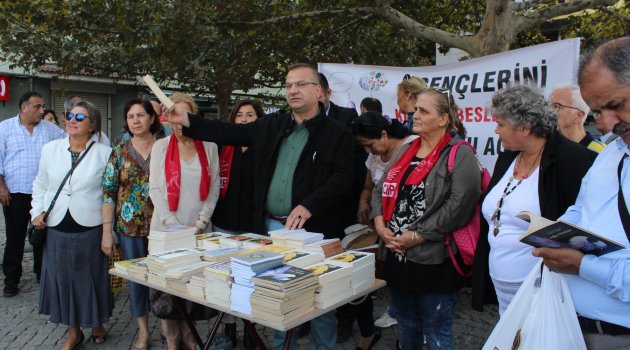 CHP Konak, Ücretsiz Kitap Dağıttı