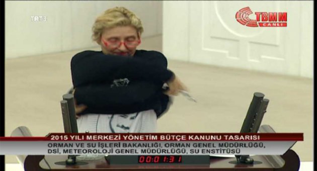 CHP'li Melda Onur protesto için kürsüde soyundu