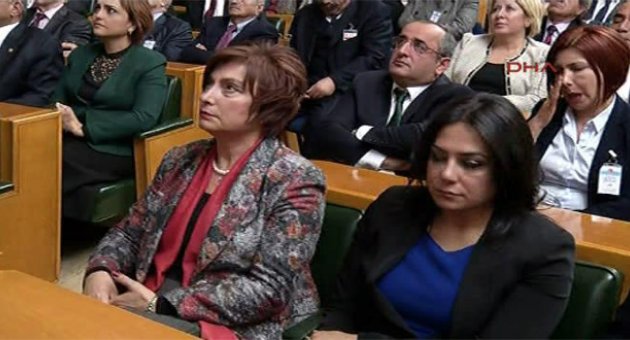 CHP&#039;liler grup toplantısında gözyaşlarına boğuldu