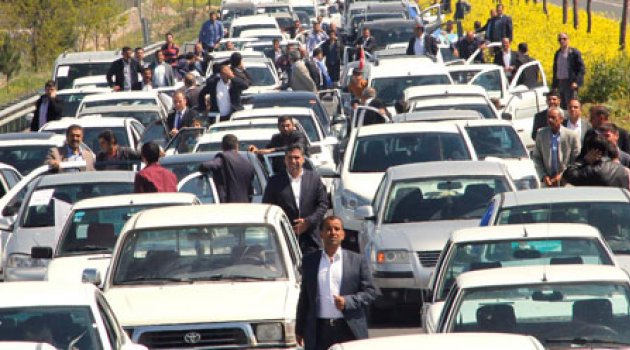 Çiftçiler AK Partili adayların yolunu kesti!