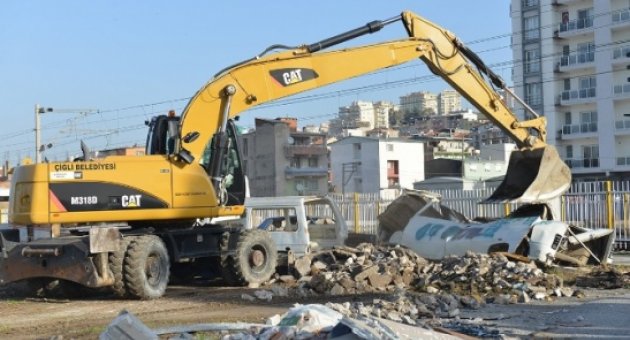 Çiğli'de Hurda Araçlar Kaldırıldı
