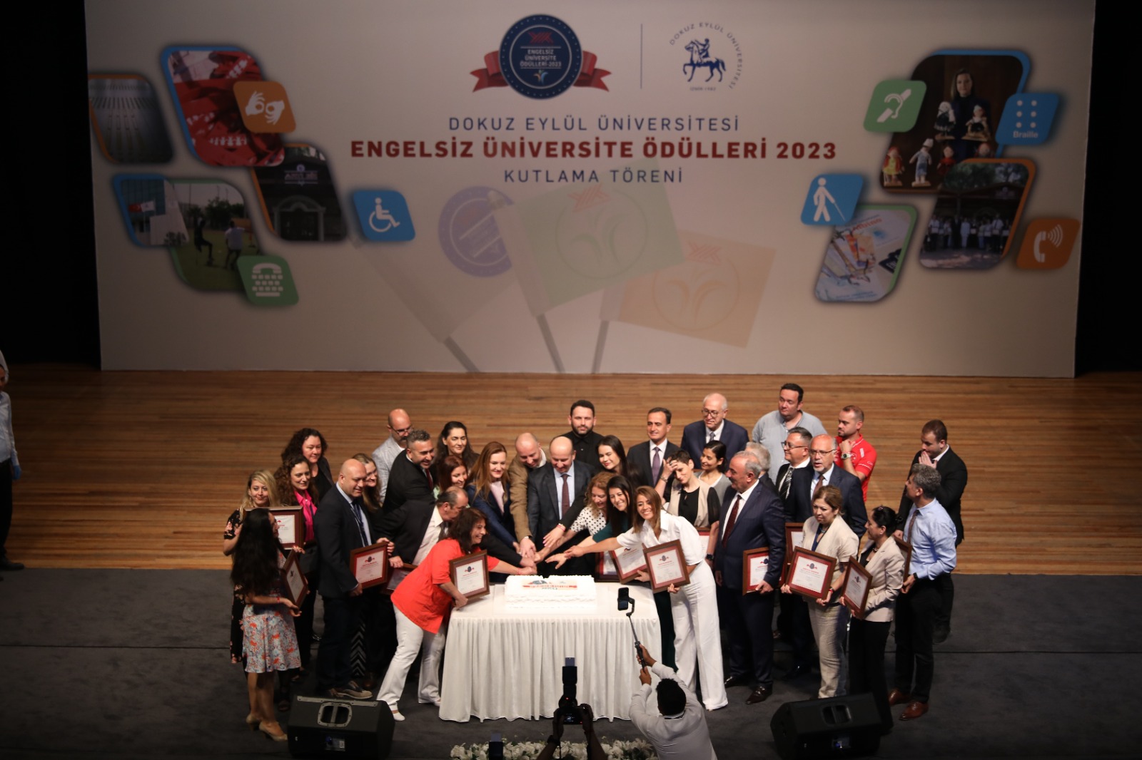 Engelleri aşan üniversite;Deü