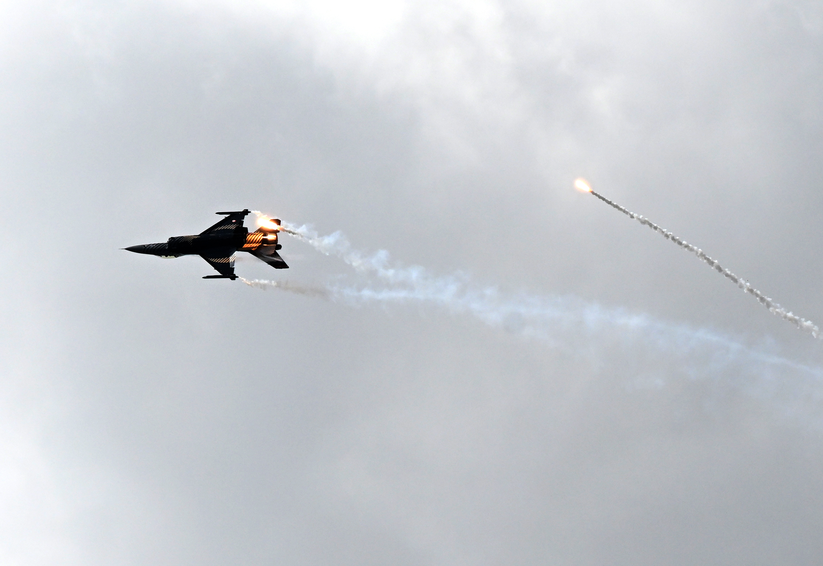 TEKNOFEST İzmir: SOLOTÜRK ve Jandarma Helikopteri Gökyüzünde Büyüledi