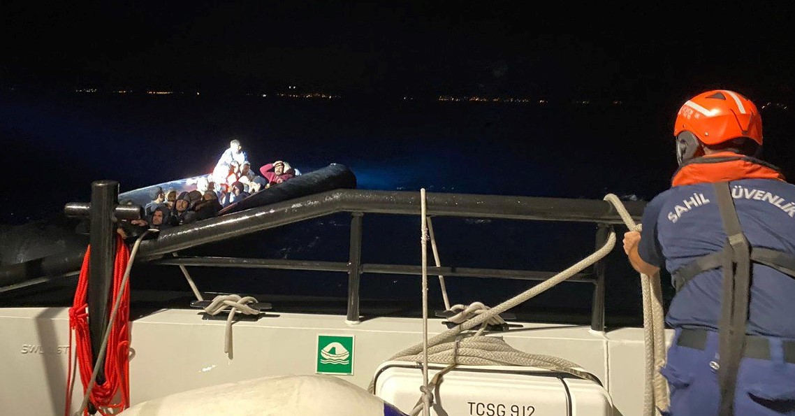 İzmir açıklarında 99 düzensiz göçmen kurtarıldı, 75 göçmen yakalandı