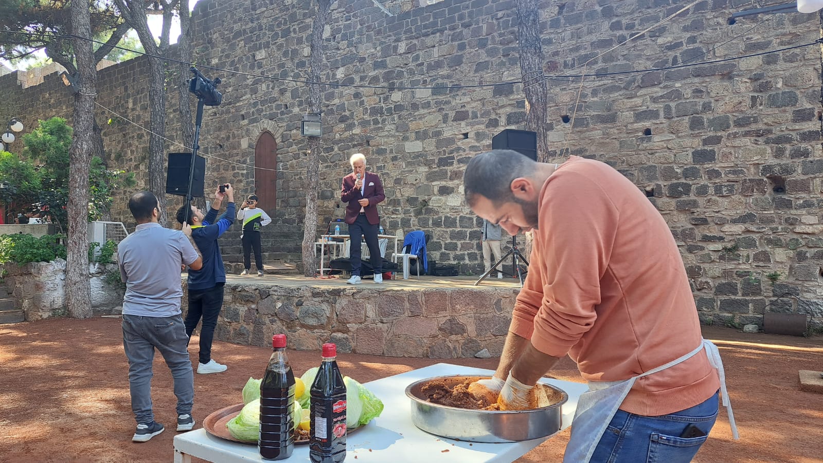 SALİH ERKEK YAKINLARINI KADİFEKALE'DE BULUŞTURDU