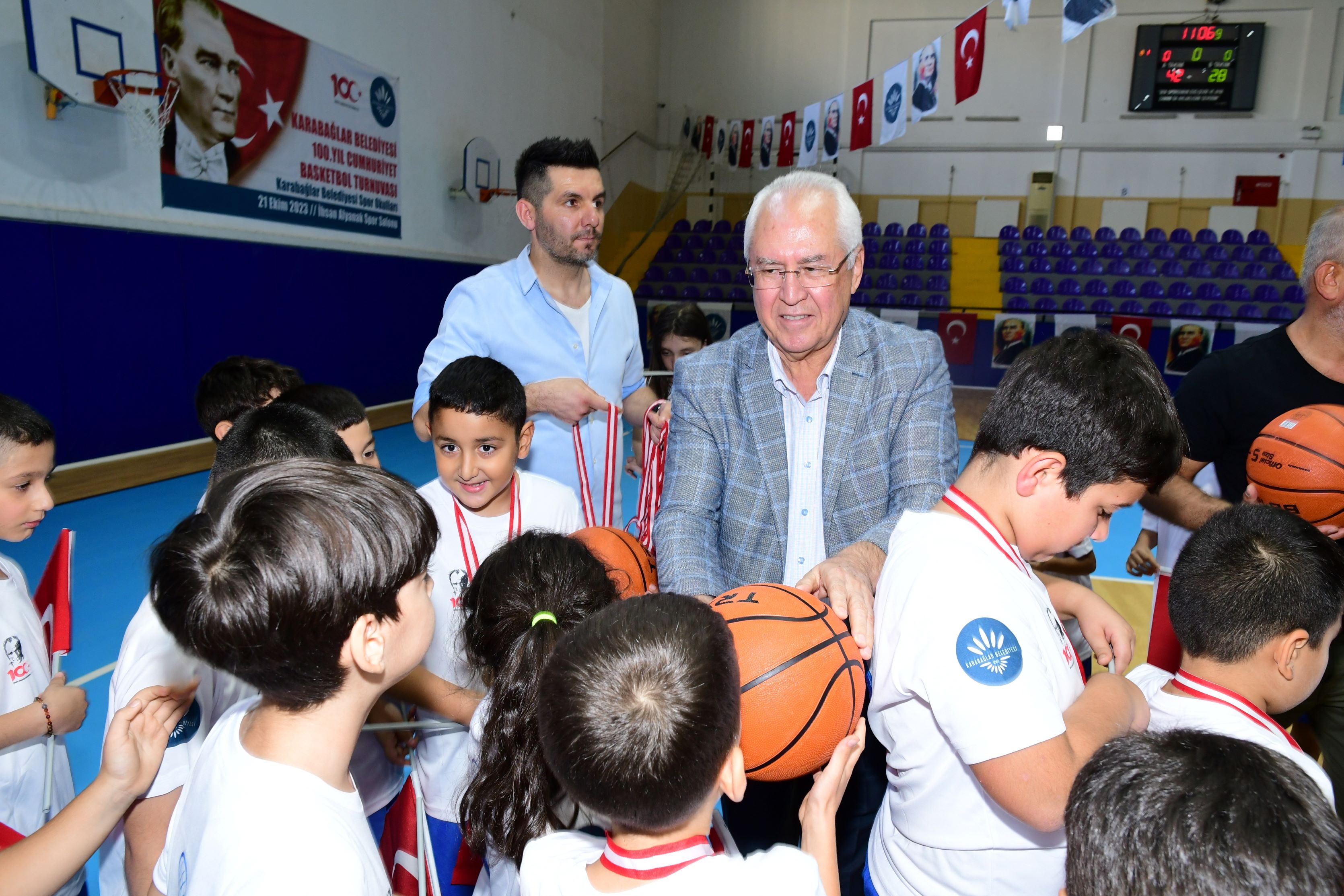 Karabağlar'da basketler 100. yıl için atıldı