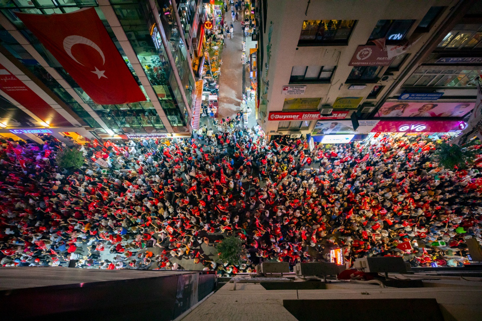 Karşıyakalılar Cumhuriyet aşkıyla sokaklara döküldü