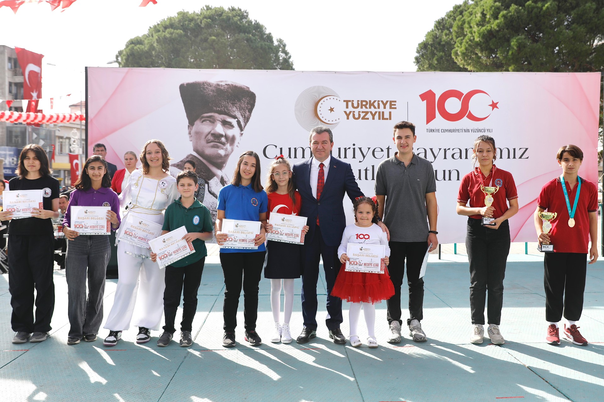 BERGAMA’DA CUMHURİYET BAYRAMI COŞKUYLA KUTLANDI