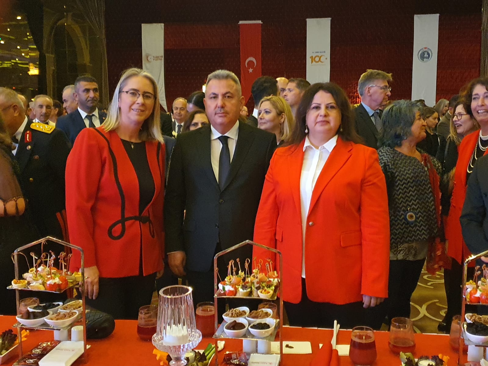 İzmir Valiliğinden 100. yıla yakışır resepsiyon