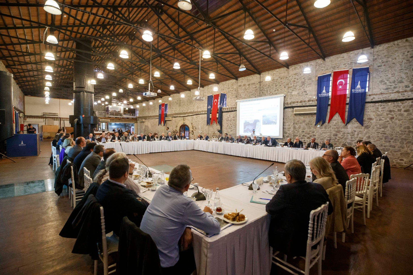 İzmir Büyükşehir Belediyesi'nin mağdur esnafa yapacağı yardımın tarihi netleşti