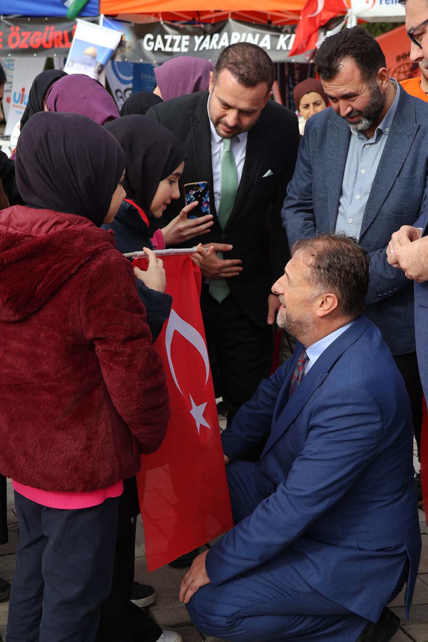 Milli Eğitim Bakan Yardımcısı Şamlıoğlu, İzmir Konak Meydanı'nda Filistin'e Destek Yürüyüşünde Öğrencilerle Buluştu