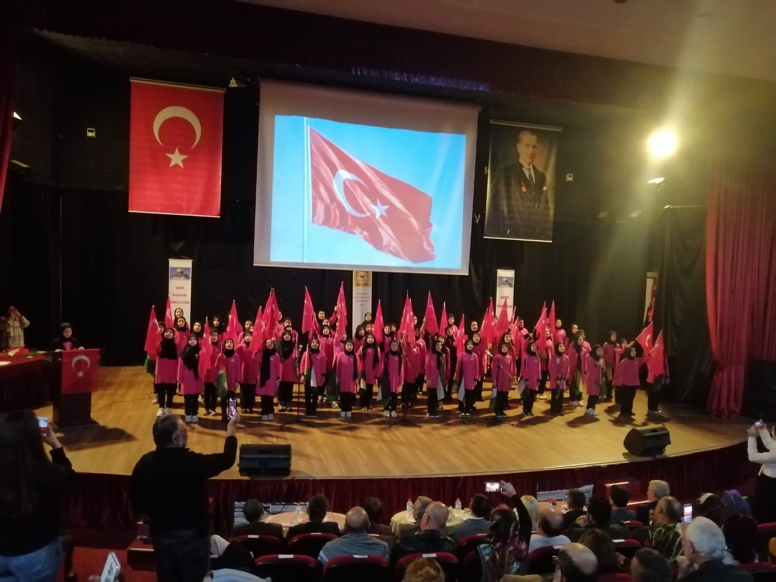 Milli Eğitim Bakan Yardımcısı Şamlıoğlu, İzmir Konak Meydanı'nda Filistin'e Destek Yürüyüşünde Öğrencilerle Buluştu