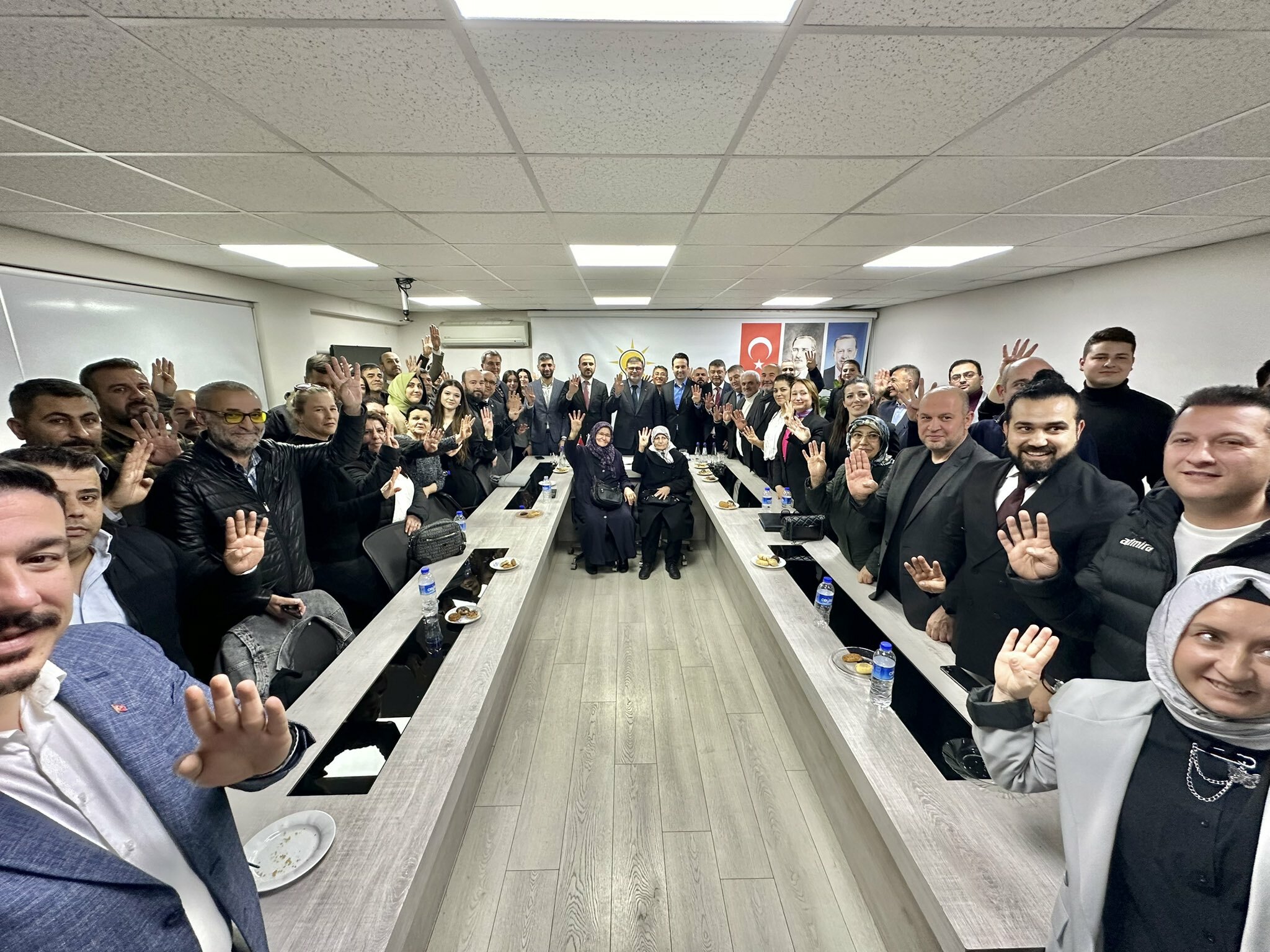 AK Parti İzmir İl Başkanı Saygılı, Buca'da esnafla bir araya geldi