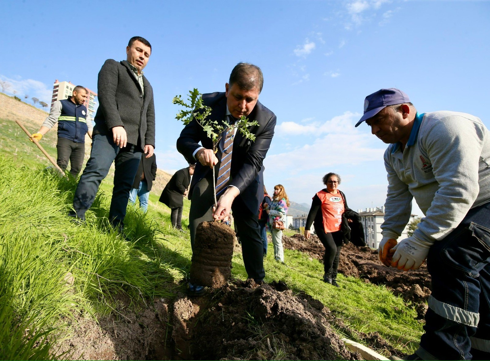 Karşıyaka’da ağaç varlığı hızla artmaya devam ediyor