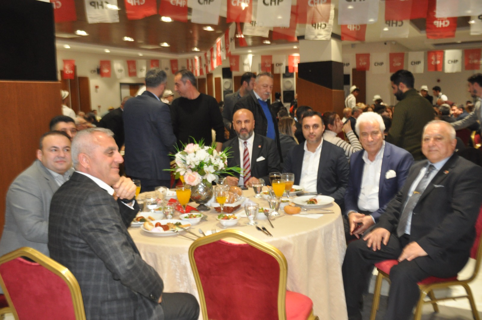 CHP Karabağlar İlçe Başkanlığı'ndan dayanışma yemeği