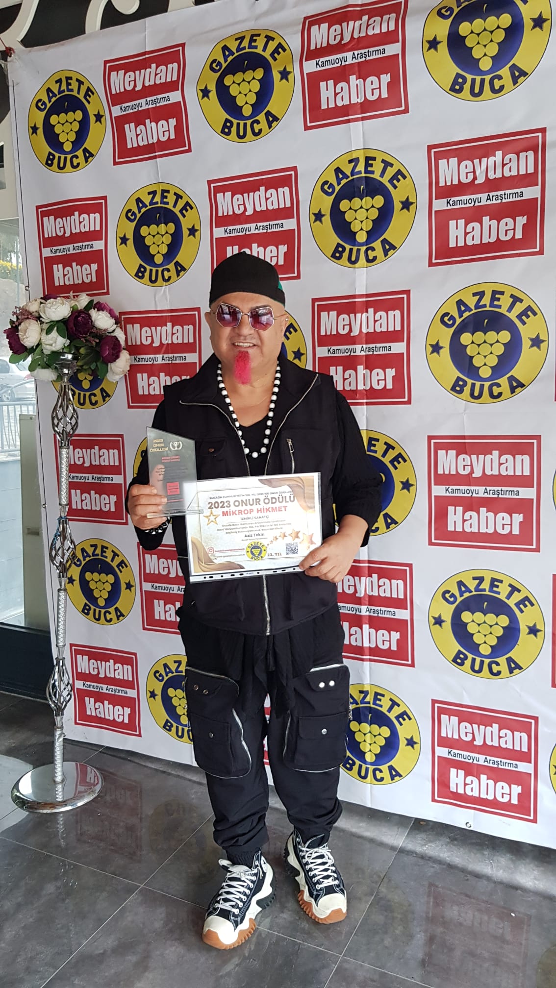 Sanatçı Mikrop Hikmet Onur Ödülü'ne layık görüldü