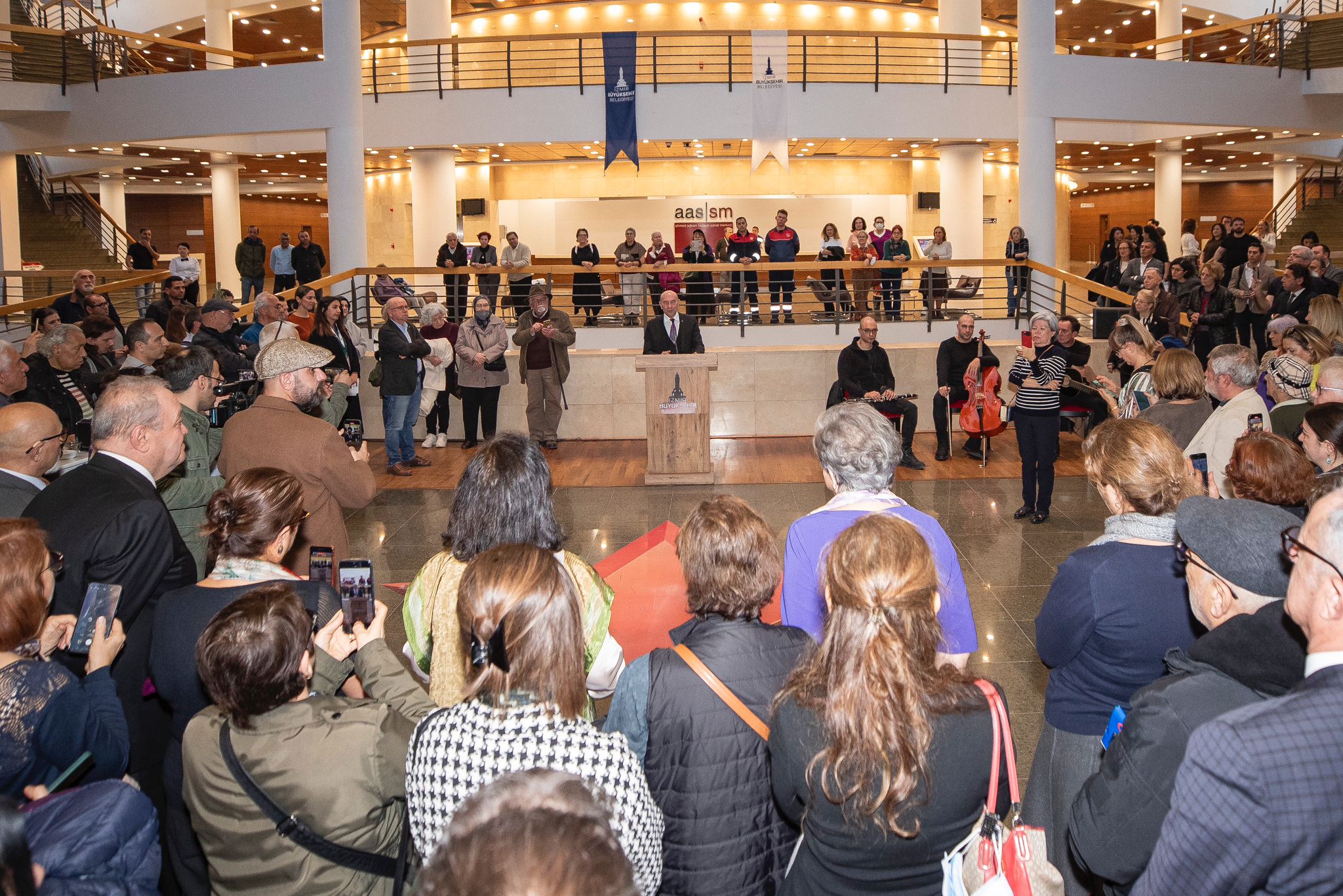 "İnsan Dünyadır" sergisi İzmirlilerle buluştu