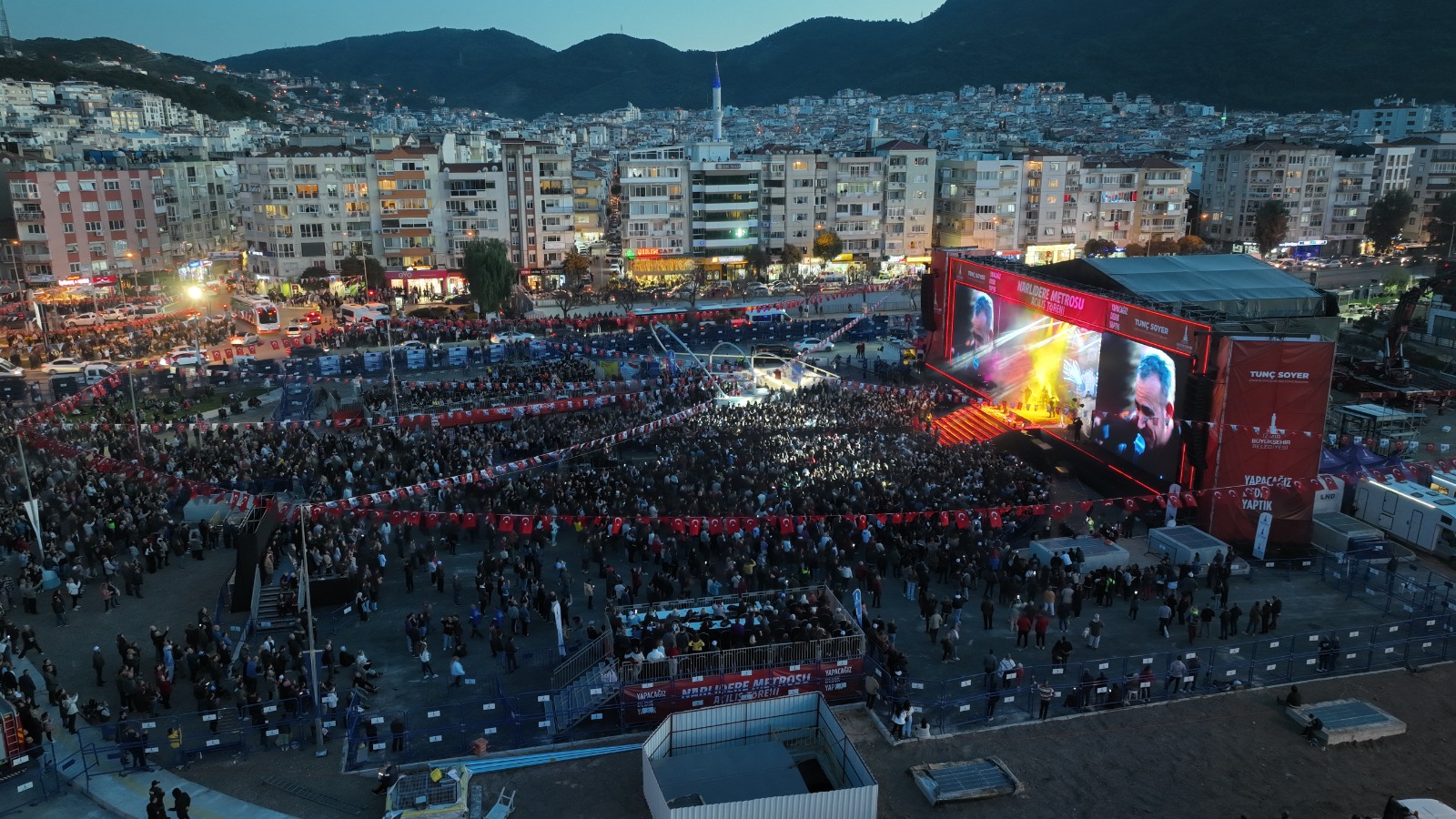 Narlıdere Metrosu'nda Haluk Levent coşkusu