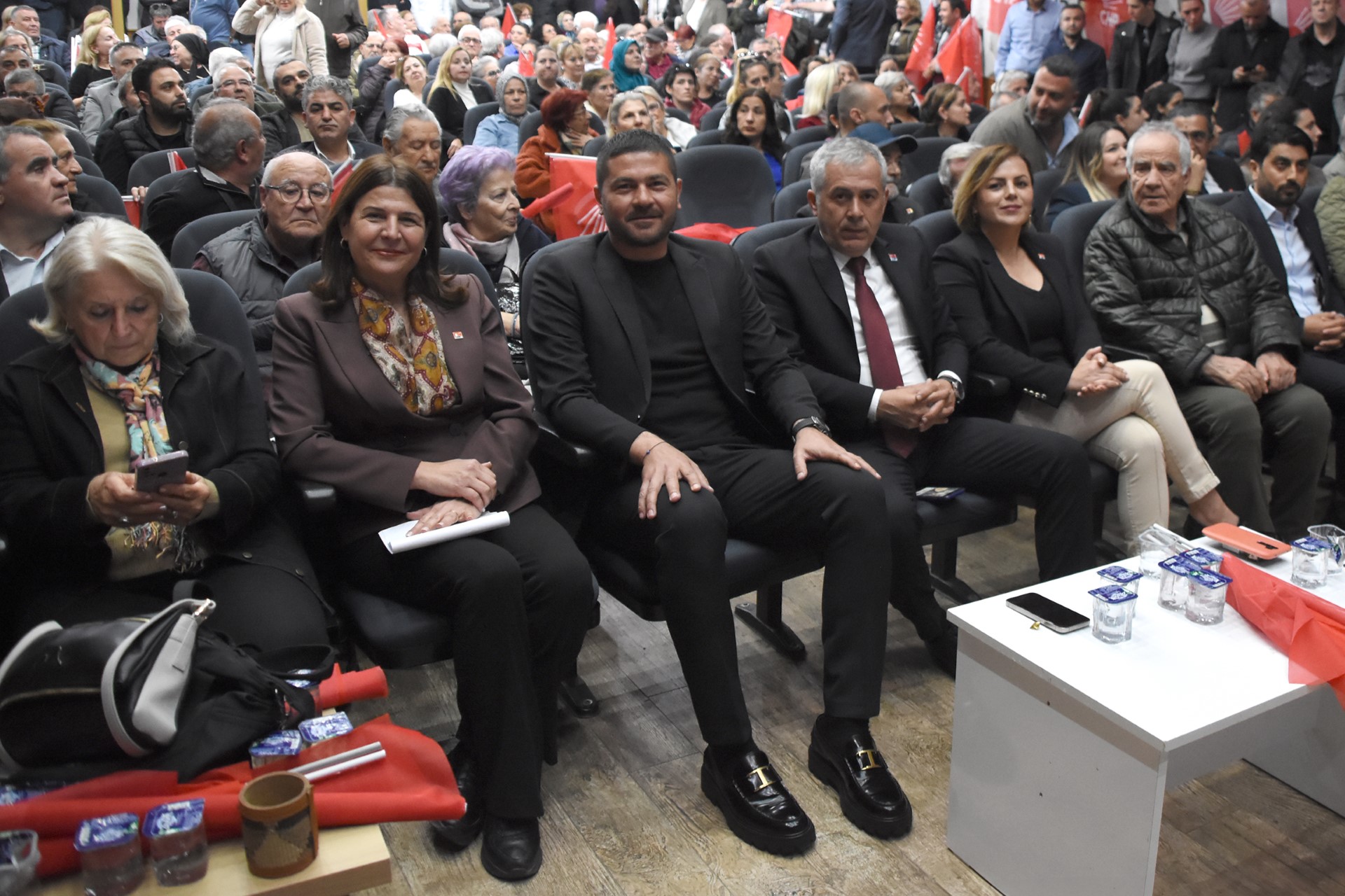 CHP Foça Belediye Başkan Adayı ve İlçe Yönetimi Partililerle buluştu