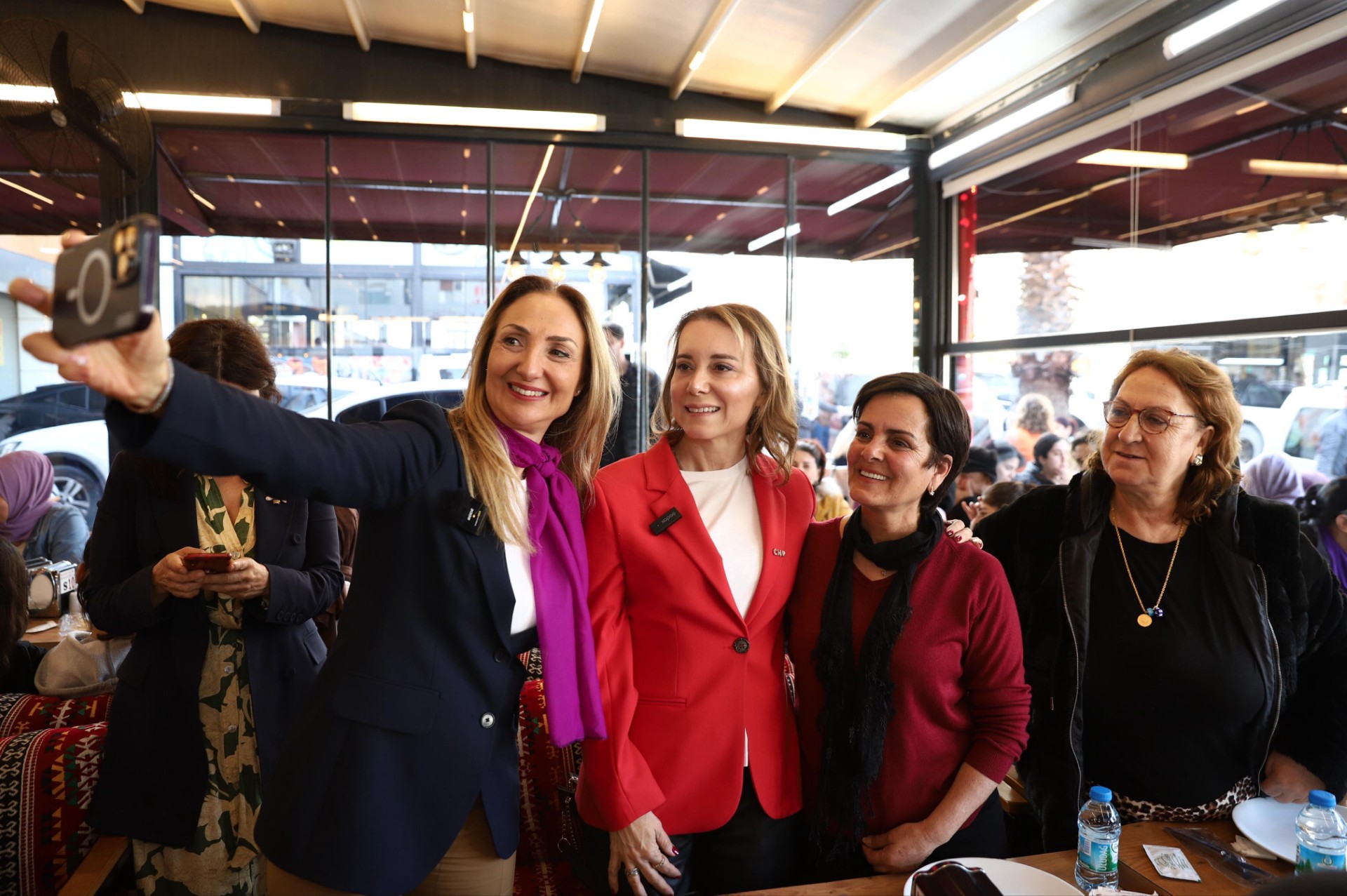 Konak’ta coşkulu kadın buluşması: Nazlıaka’dan Mutlu’ya övgü dolu sözler