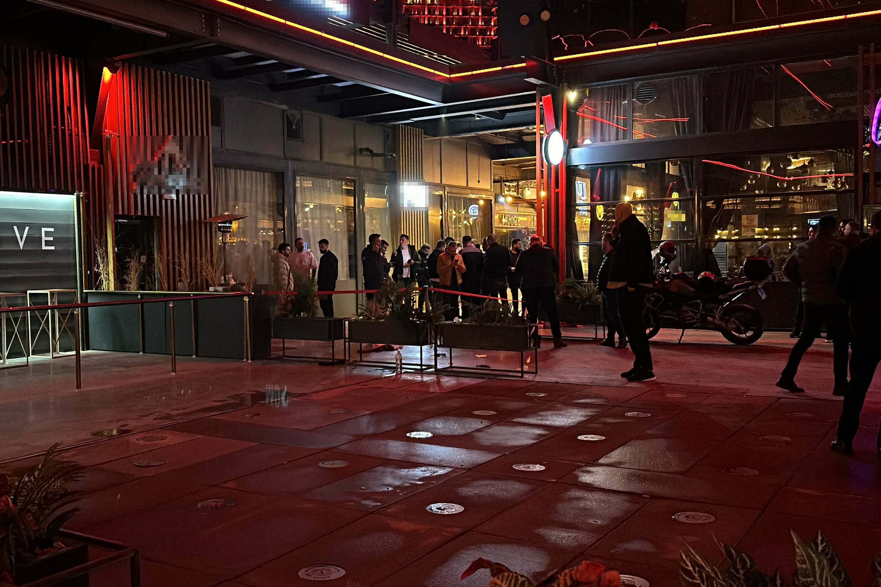 Taciz iddiasıyla çıkarıldığı mekanın önündeki kavgada 1 kişiyi vurdu