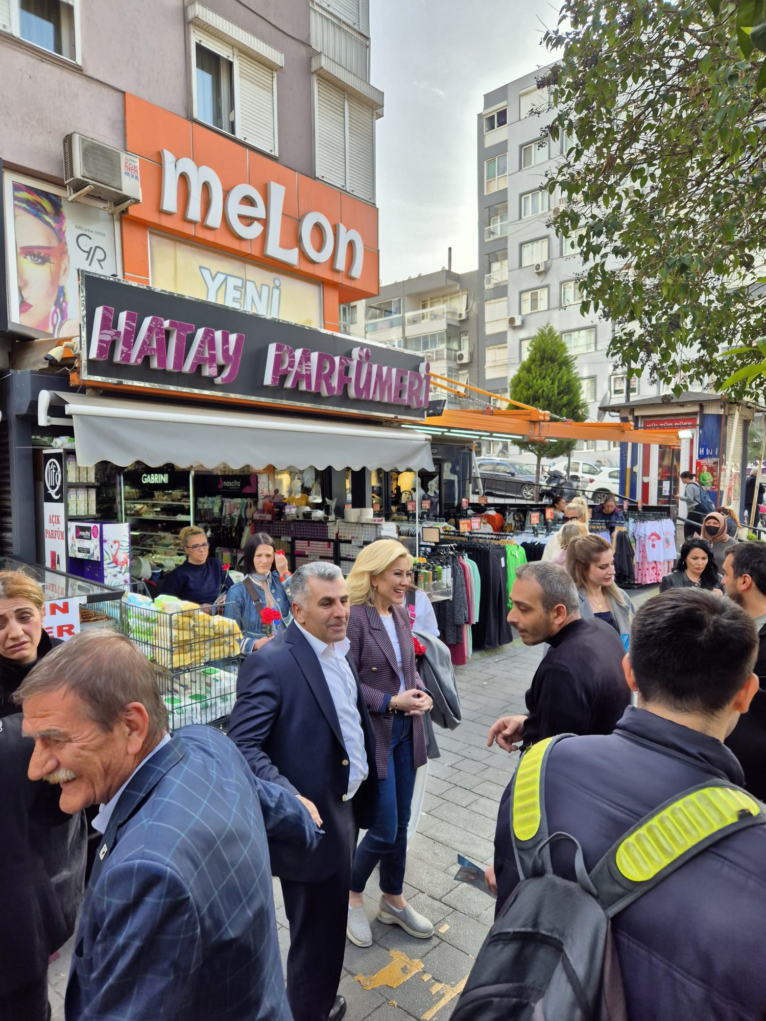 AK Parti Karabağlar Başkan Adayı Mehmet Sadık Tunç ve Milletvekili Şebnem Bursalı, Halkla Buluştu