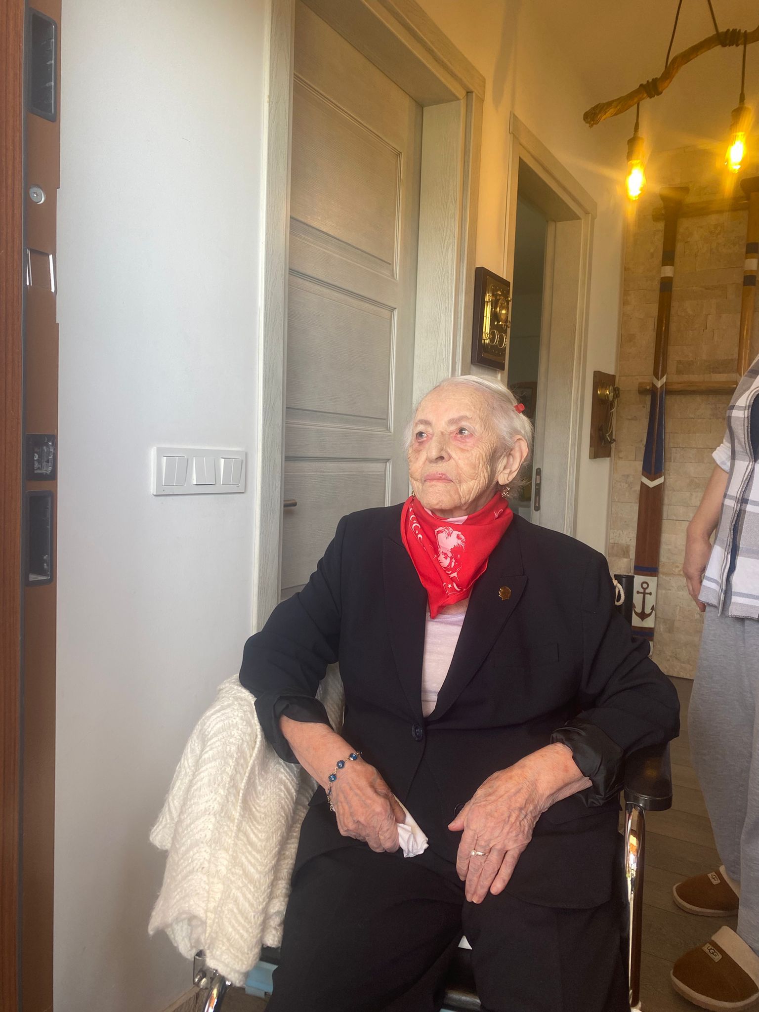 Cumhuriyetle Yaşıt Zekiye Teyze, İzmir Karaburun'da Oyunu Kullandı