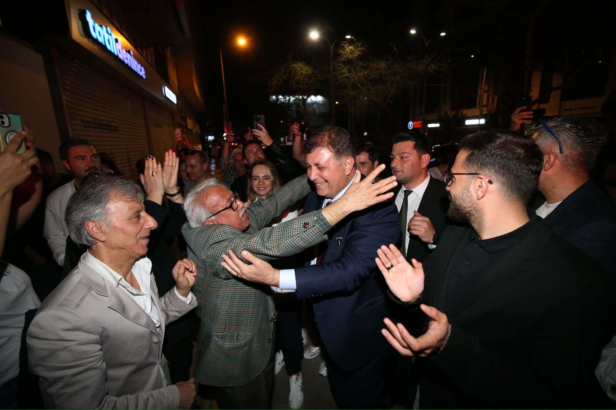 Cemil Tugay: CHP, Türkiye'nin kaderini değiştirecek bir başarı ortaya koydu