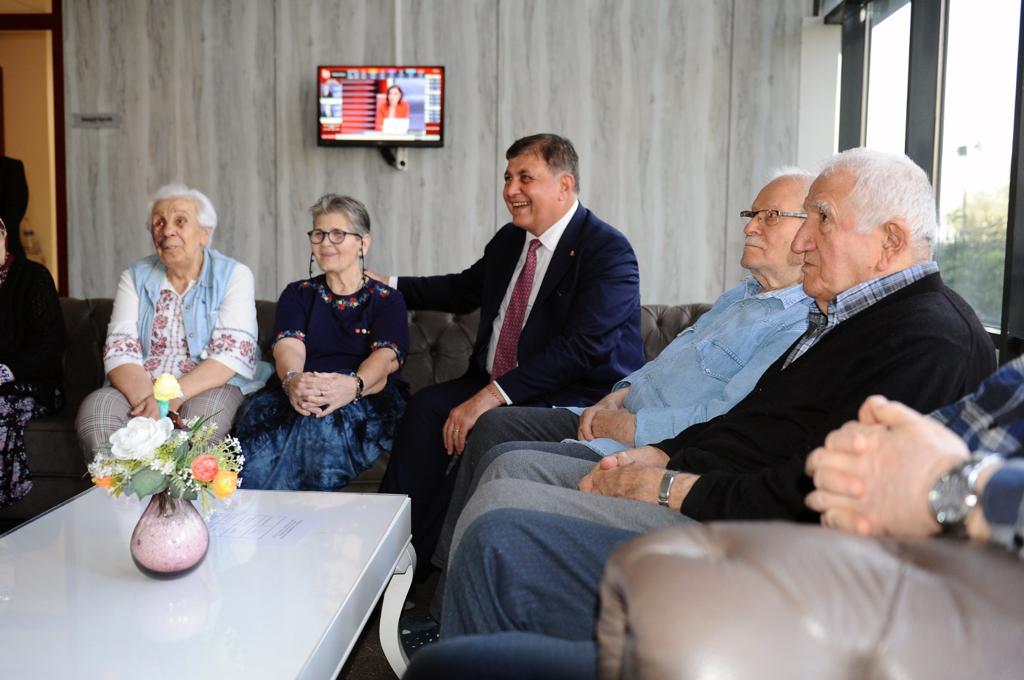 Başkan Tugay, huzurevi sakinlerinin elini öptü