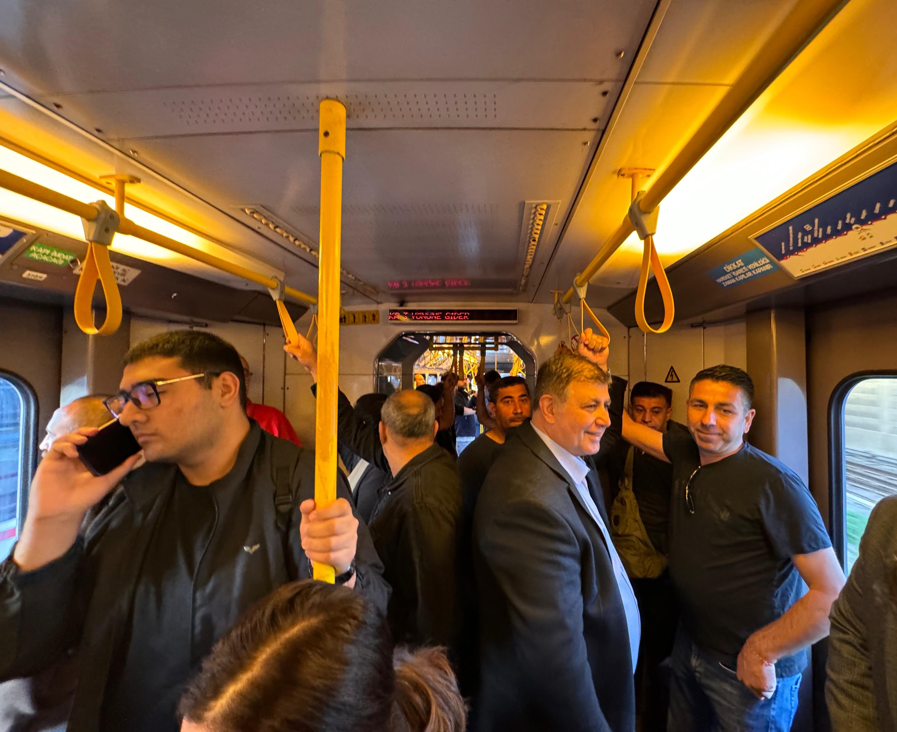 Başkan Tugay, Metro ve İZBAN ve İzmir Metro'da halkla buluştu