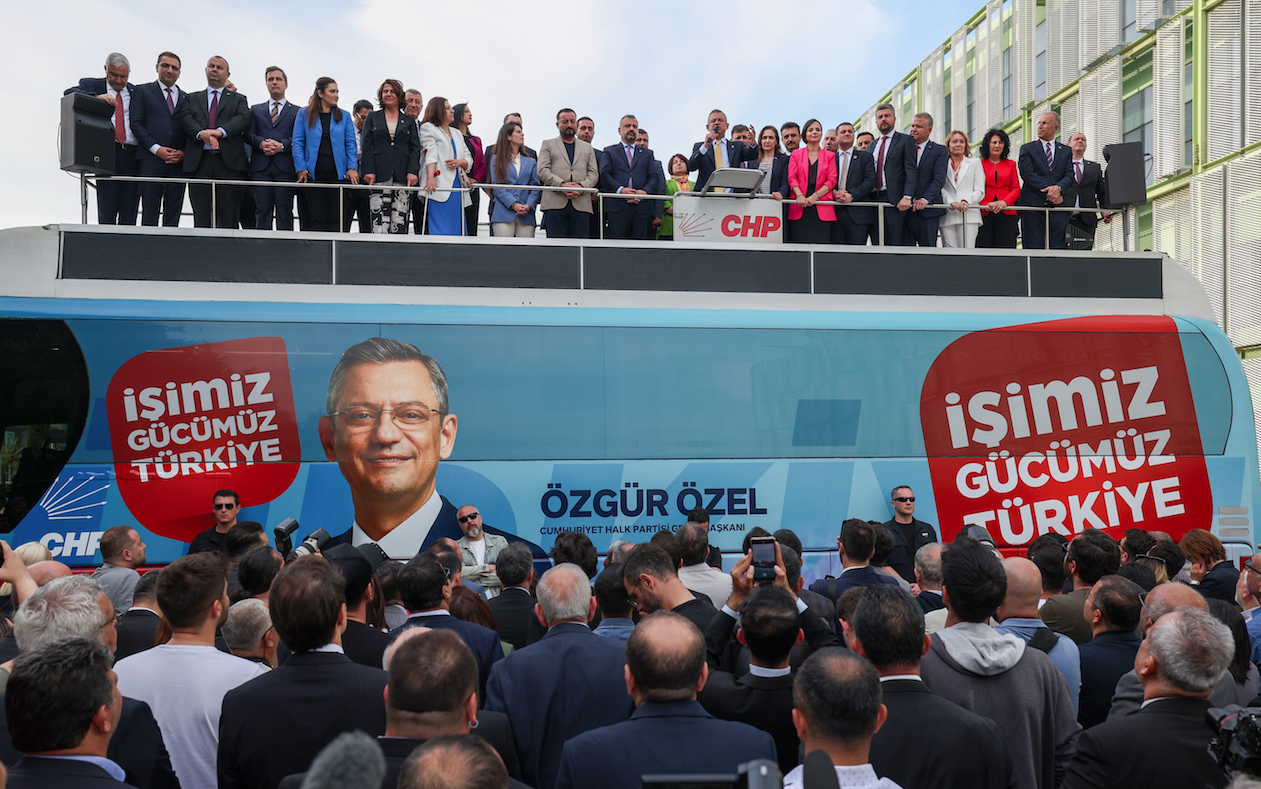 CHP Lideri Özel İzmirlilerle zaferi kutladı