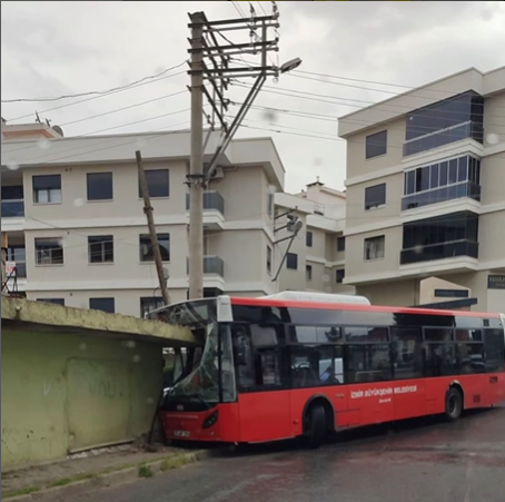 Virajı alamayan ESHOT eve çarptı!