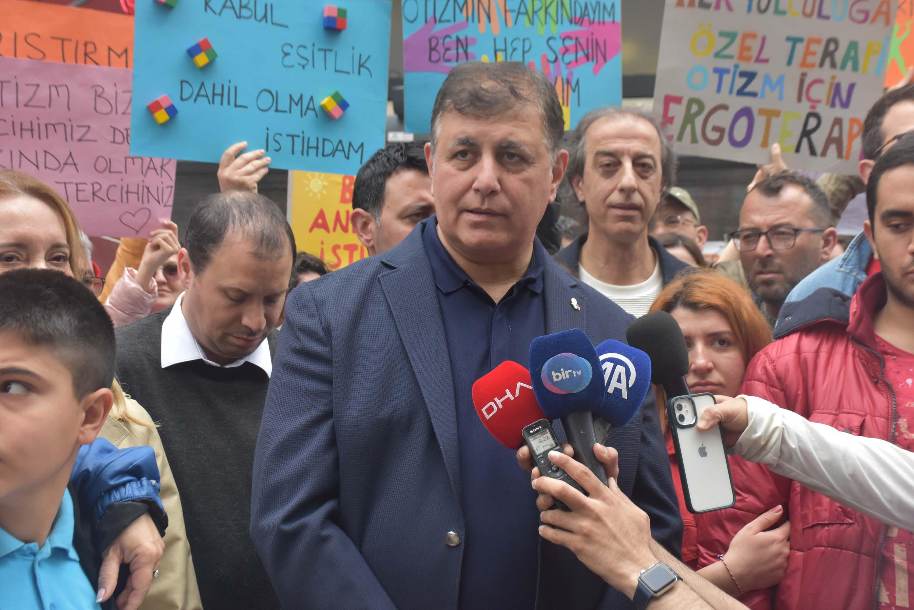 İzmir'de otizmli çocuklar için farkındalık yürüyüşü