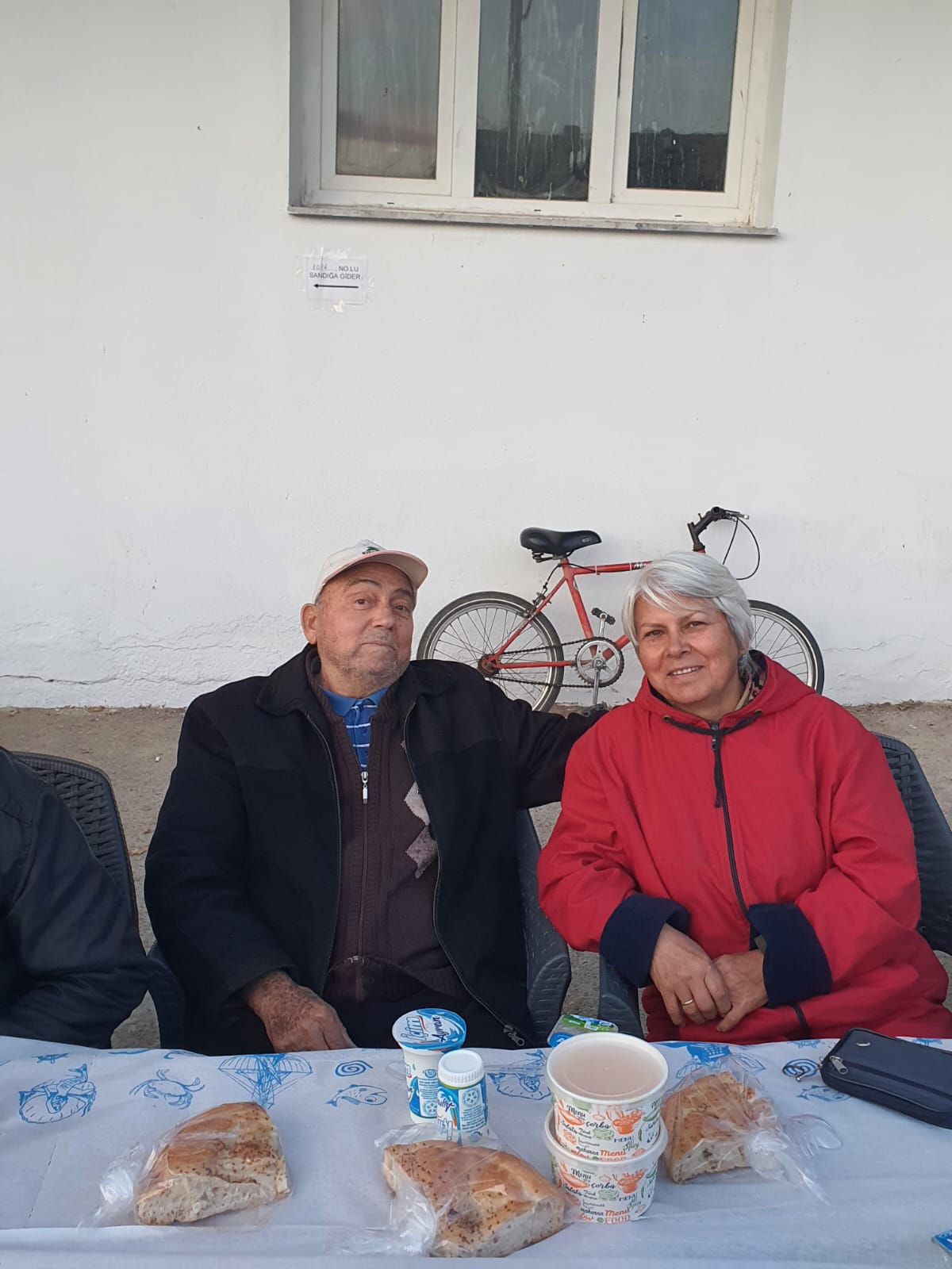 Karaburun'da imece ruhuyla kurulan iftar sofrasında mahalle dayanışması