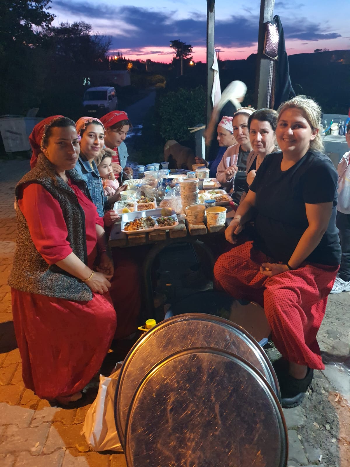 Karaburun'da imece ruhuyla kurulan iftar sofrasında mahalle dayanışması