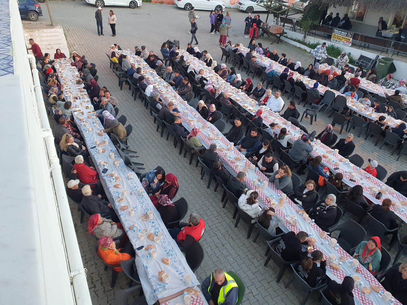 Karaburun'da imece ruhuyla kurulan iftar sofrasında mahalle dayanışması
