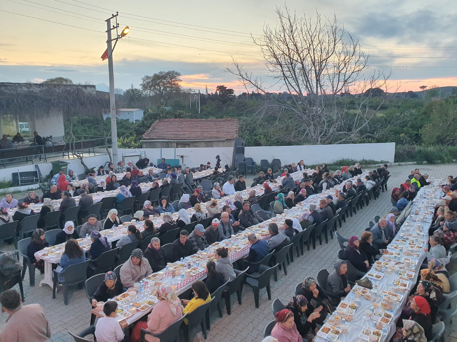 Karaburun'da imece ruhuyla kurulan iftar sofrasında mahalle dayanışması