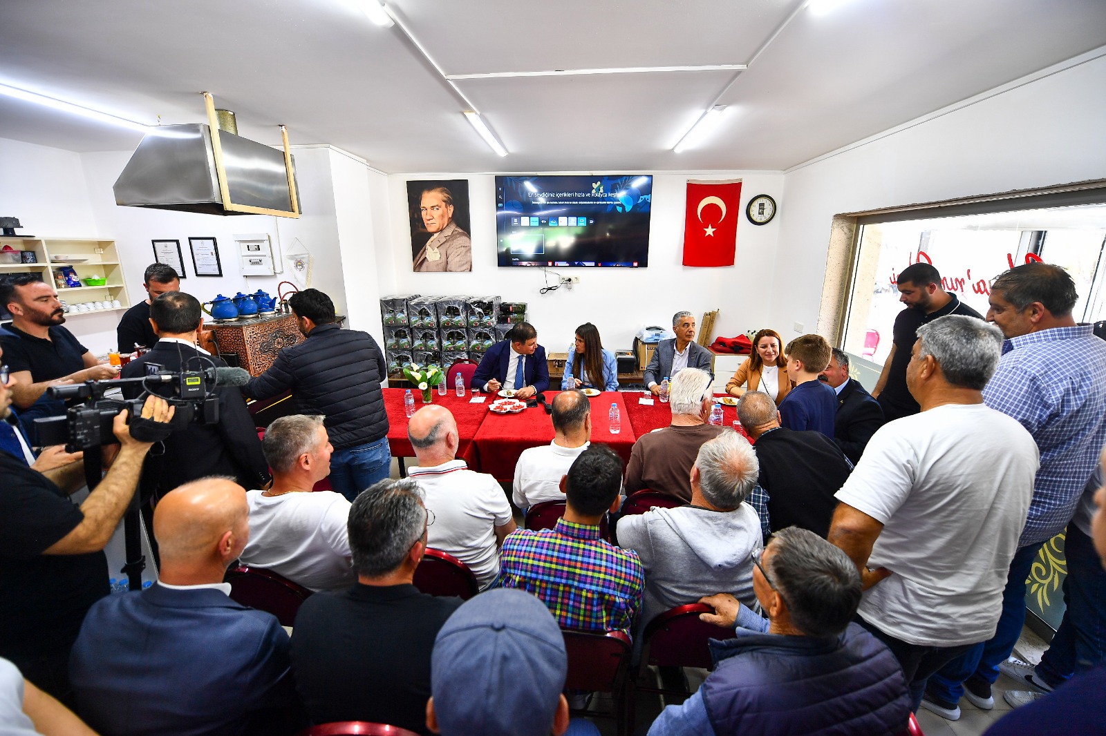 Başkan Tugay bayramın ilk günü Urla ve Çeşme'de yurttaşlarla buluştu