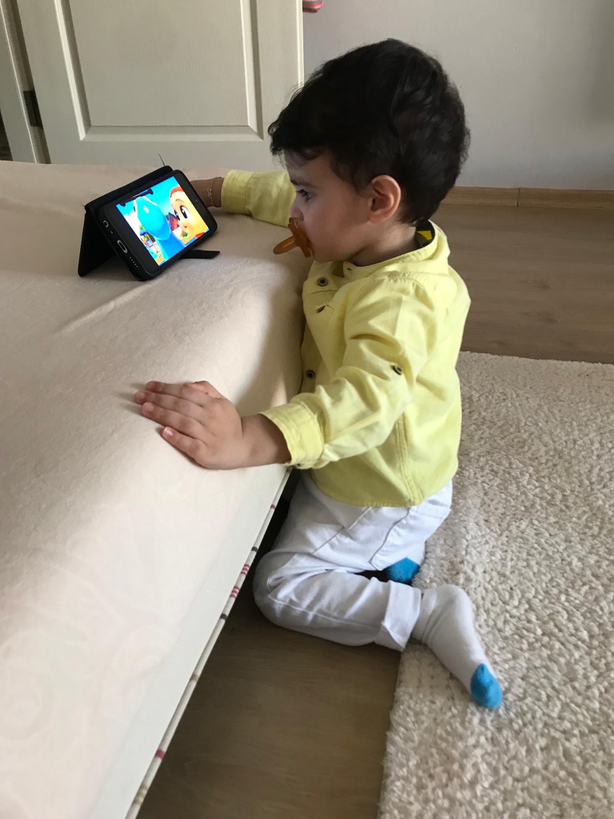 "Ağzında emzik, elinde tablet"