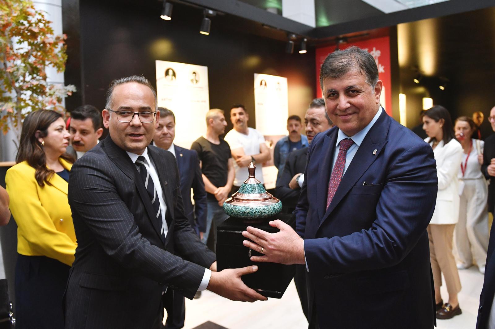 Genç tasarımcılara ödüllerini Başkan Cemil Tugay verdi