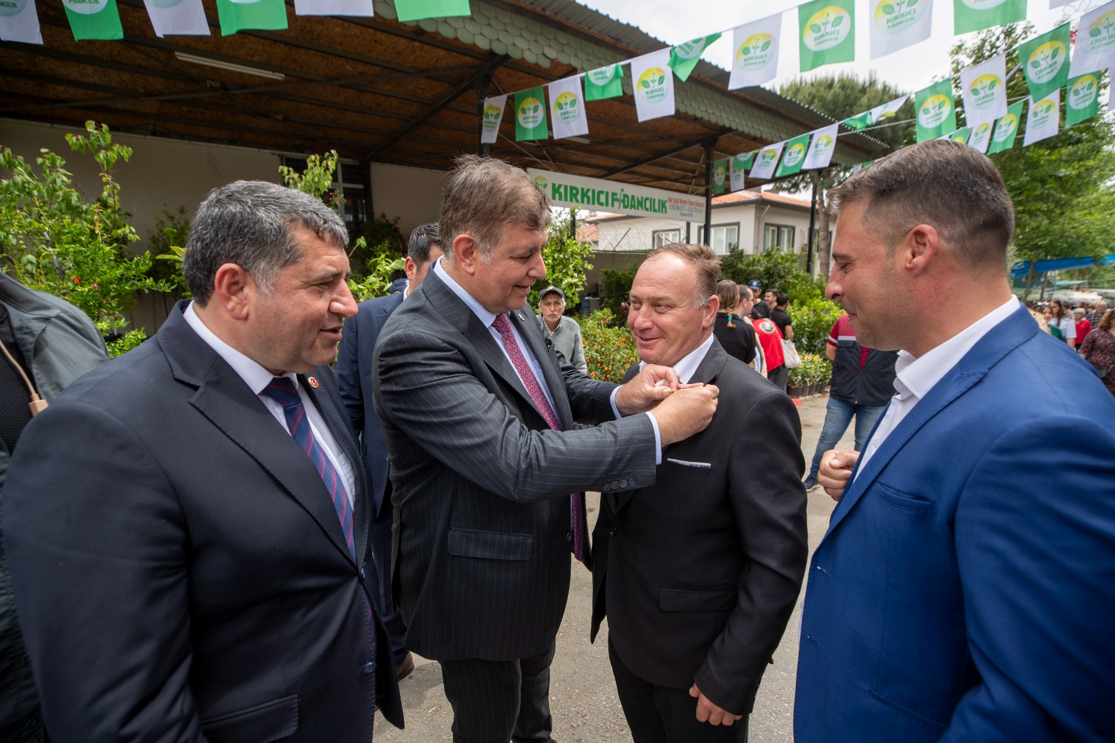 İzmir’in geleneksel festivaliyle Bayındır’da yine çiçekler açtı
